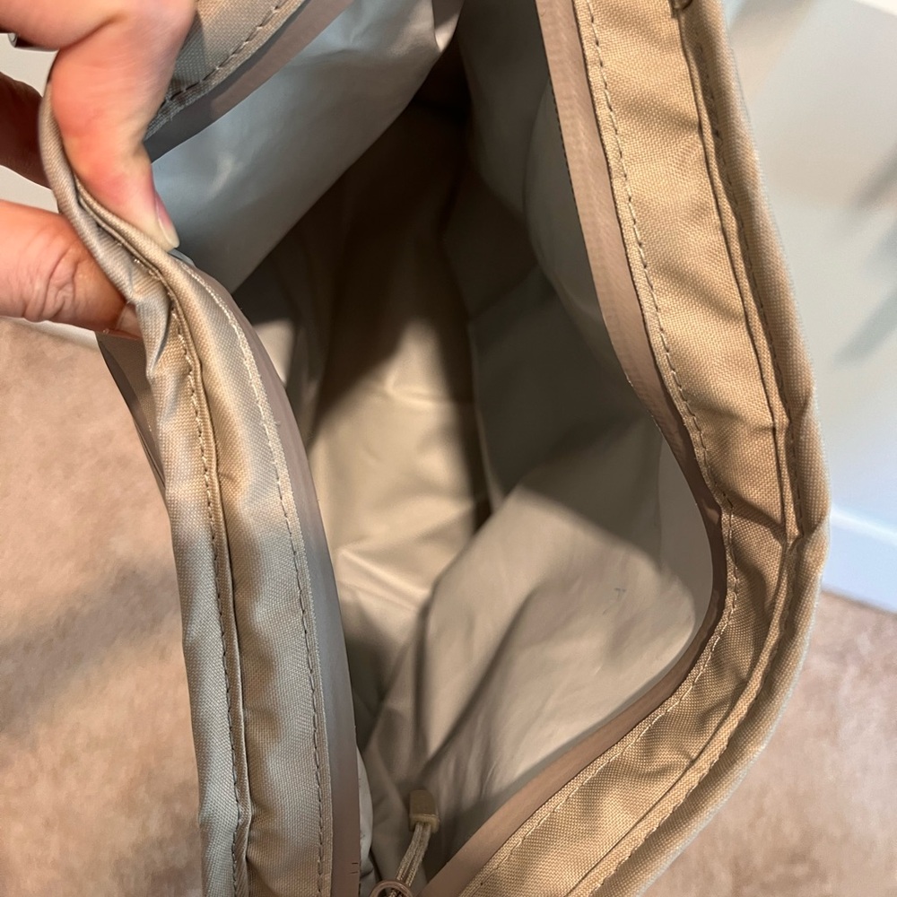 Hydro Flask Tan Duffel Bag - Picture 7 of 8